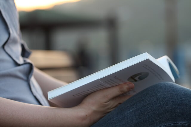 Mann beim Lesen eines Buches