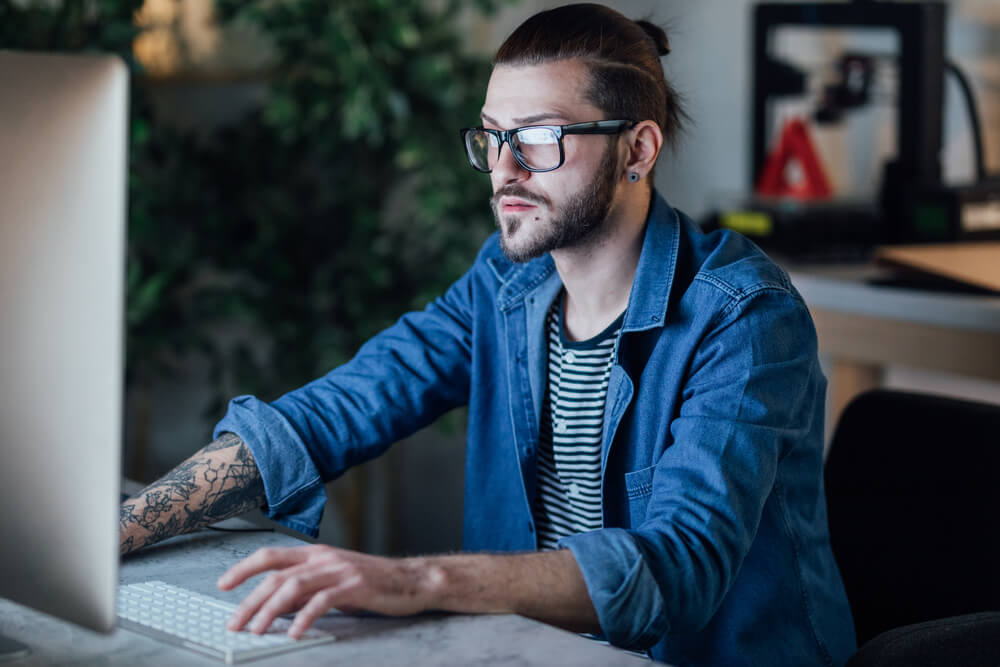 Mann mit Man Bun